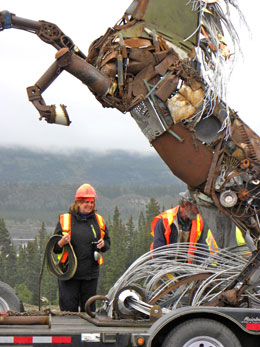 the artist and crew loaded the sculpture onto a trailer.